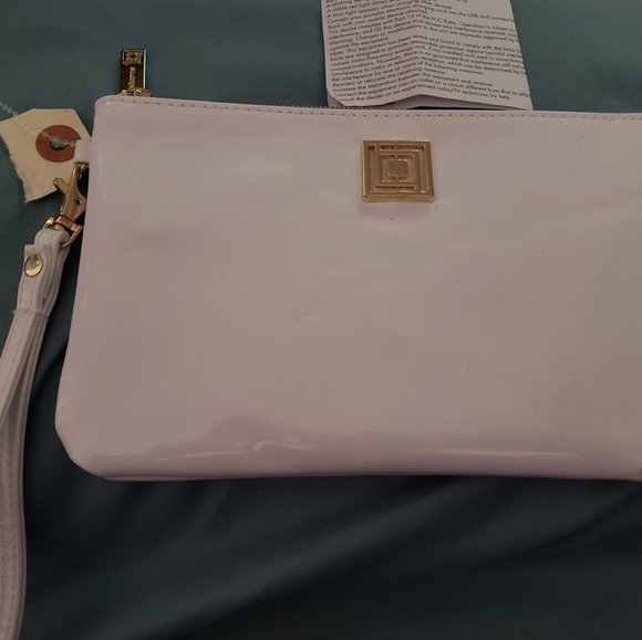 Liz Claiborne White Wristlet w/Built-In Charger NEW - Picture 2 of 10